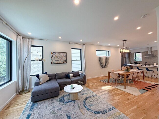 Photo - 825 Barnett St NE