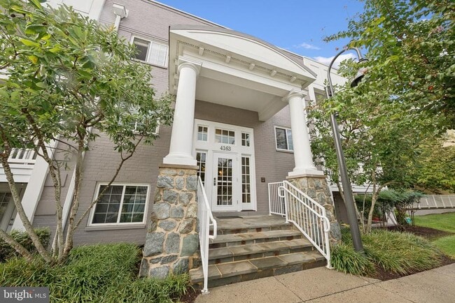 Building Photo - 4163 S Four Mile Run Dr Unit 204