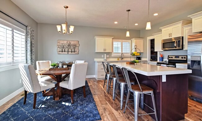 Building Photo - 4 bedroom/2.5 bathroom Townhome in Eagle Mountain