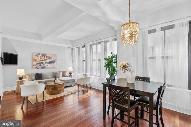 Building Photo - 1500 Chestnut St Unit 7I