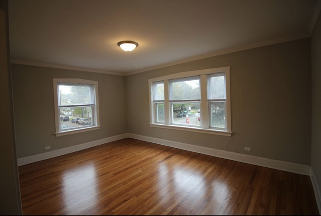 Large Sunny Living Room - 4402 W Belden St Apartments