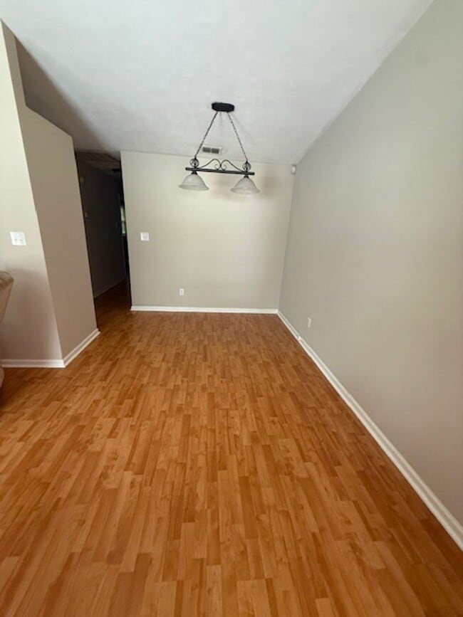 Building Photo - 124 Whetherbine Way W