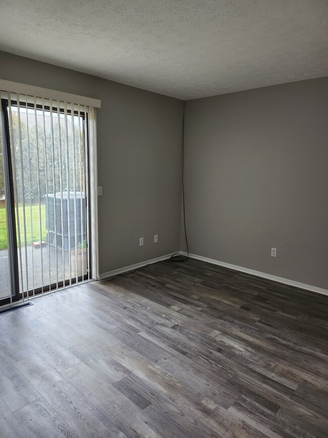 Spacious Living Room - 5195 Cline Rd Unit C