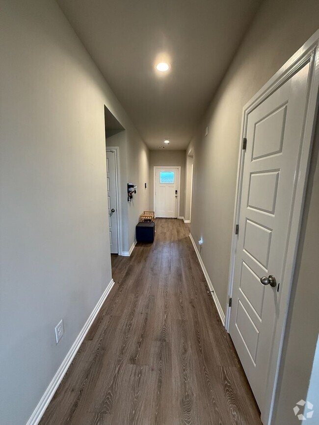 Building Photo - Spacious 4 Bed, 2 Bath Home with Modern Up...