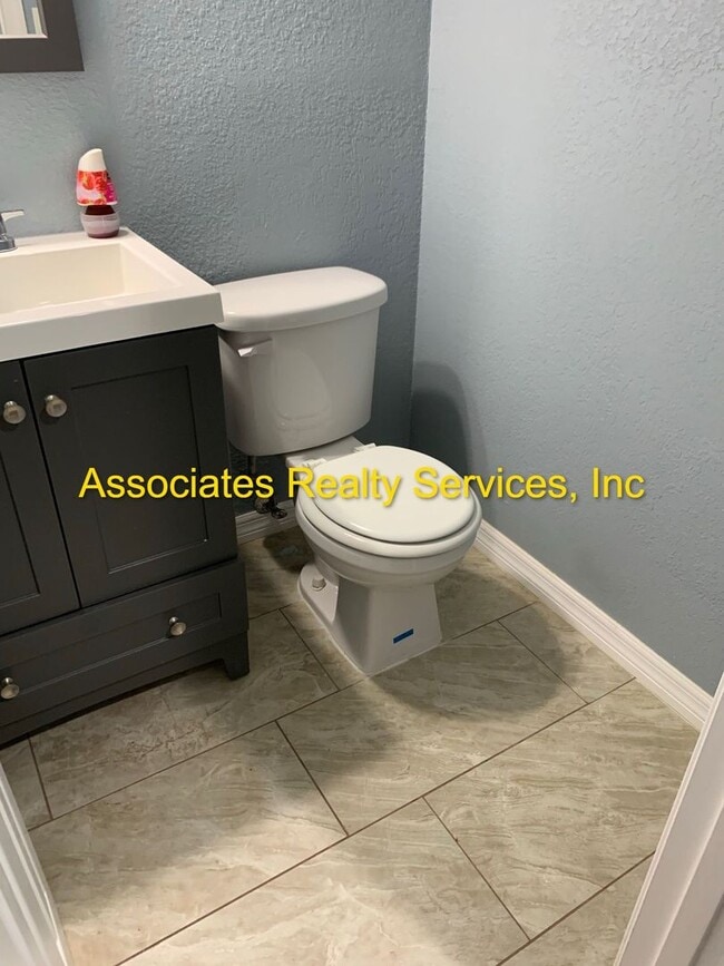 Photo - 2 Bed/2.5 bath End Unit Town home!  LOOK !!! FULLY FENCED BACKYARD!!!