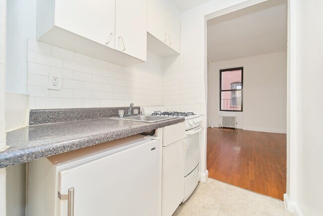 Large studio Elevator Building in the heart of Hell's Kitchen