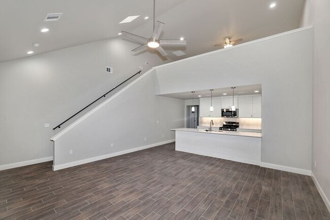 Photo - 7616 Woodford Ave