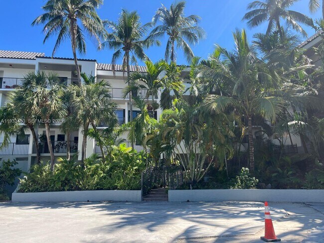 Building Photo - 1801 S Treasure Dr Unit 320