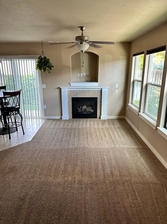 Building Photo - 3 Bedroom 2 Bath Townhome with Gas Fireplace, community pool, lots of storage