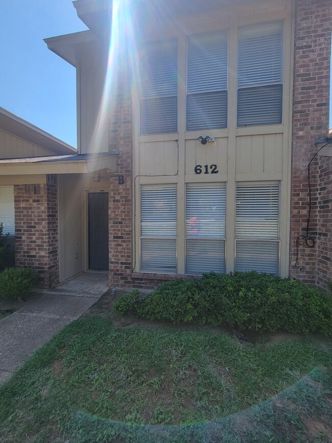 Building Photo - 612 Lillard Rd Unit B