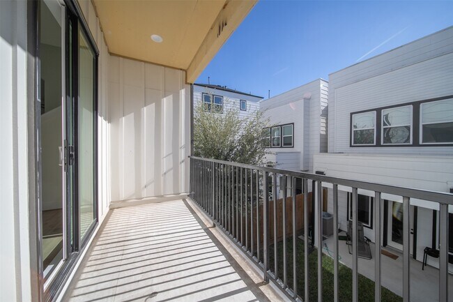 Building Photo - 2708 Nagle St