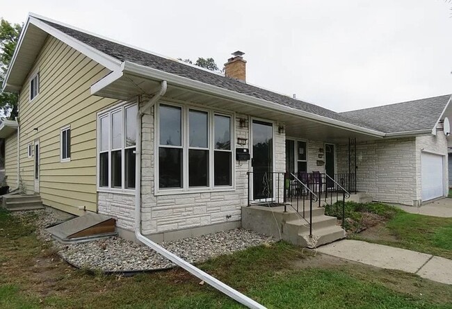 Building Photo - 2 Bedroom 1.5 Bath Duplex - South Fargo