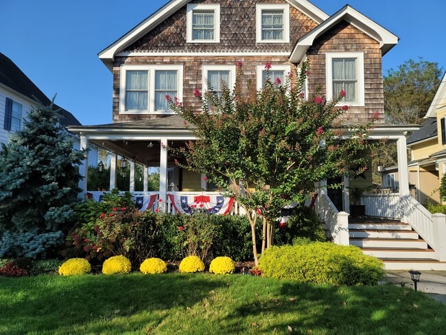 Building Photo - 78 S Carll Ave Unit 2