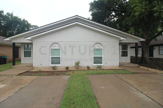Building Photo - Recently Updated 2/1 Duplex in Burleson ISD! Rental