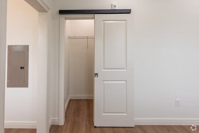 1BR, 1BA - 520SF - Closet