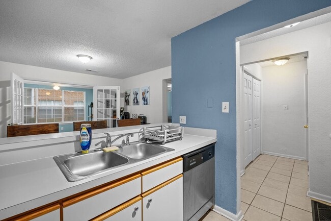 Photo - 5013 Thatcher Way