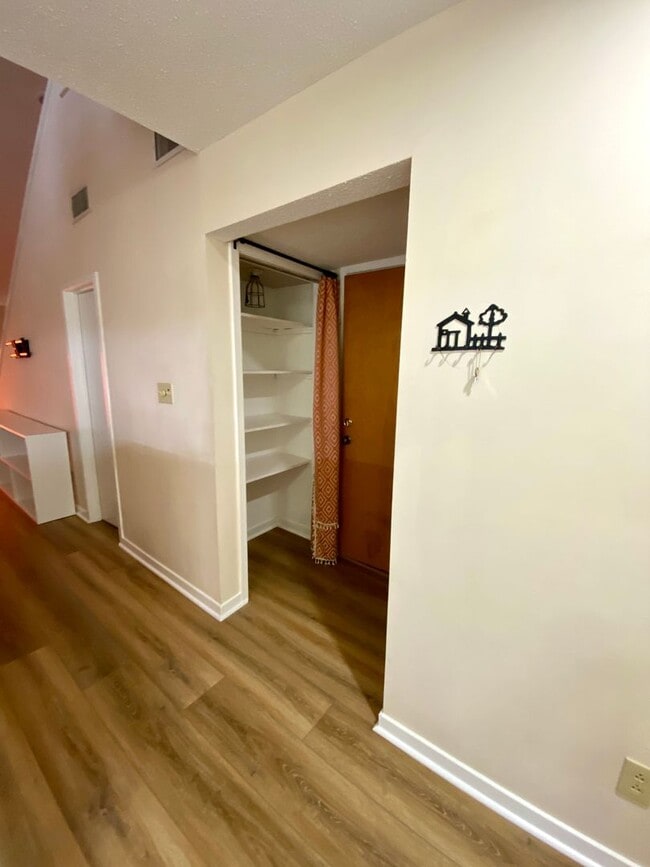 Building Photo - Townhome Style Loft Condo Gated Marina Community + Utilities Included!