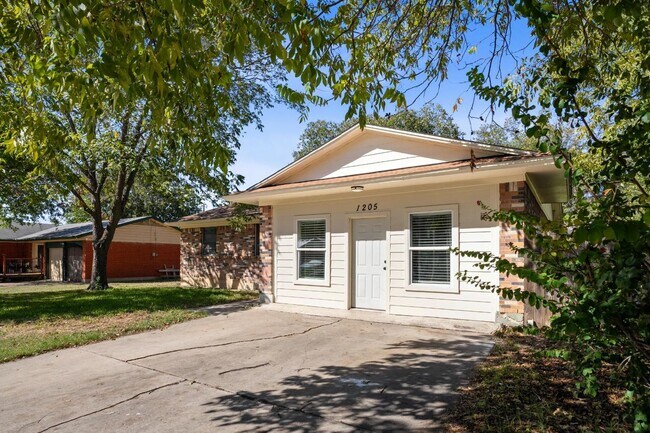 Photo - 1205 Pine Dr