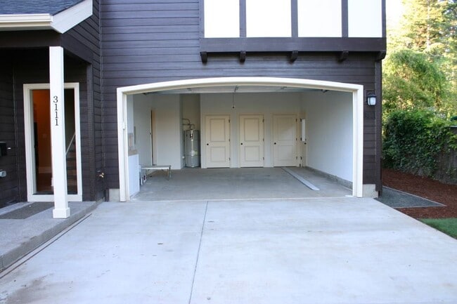 Building Photo - 6 bed 6 bath by Fred Meyer/Coffee Culture