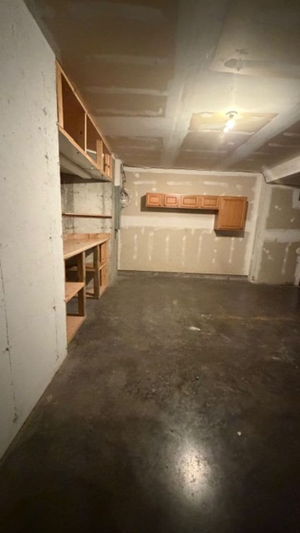 Photo - 696 James St