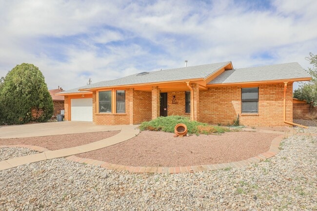 Building Photo - 3 Bedroom 2 Bath Home