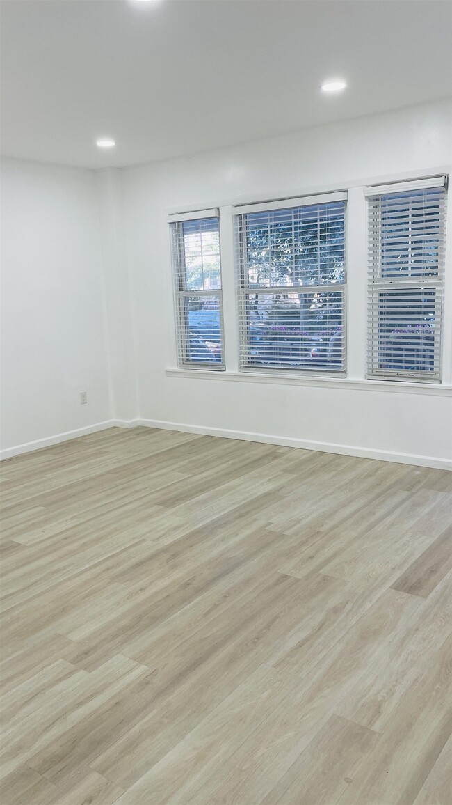 22 W 35th St Unit 1
