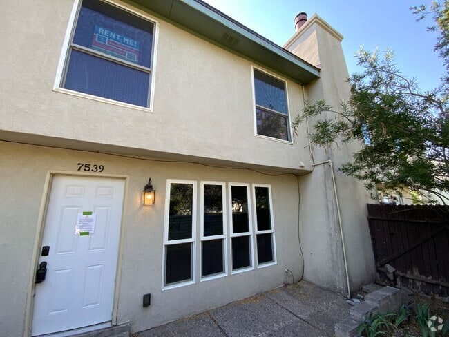 Building Photo - *Owner Broker* 2 Bedroom Townhome Availabl...