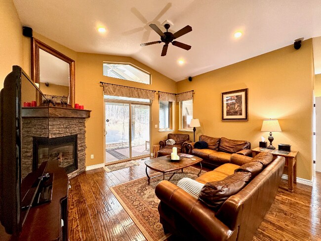 Photo - 153 Oakmont Lp