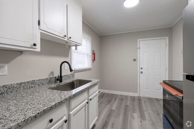 2BR, 1BA - 750SF - Kitchen - Oaklawn West