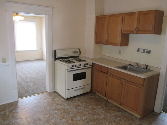 Building Photo - 1318 E 9th St Unit 2