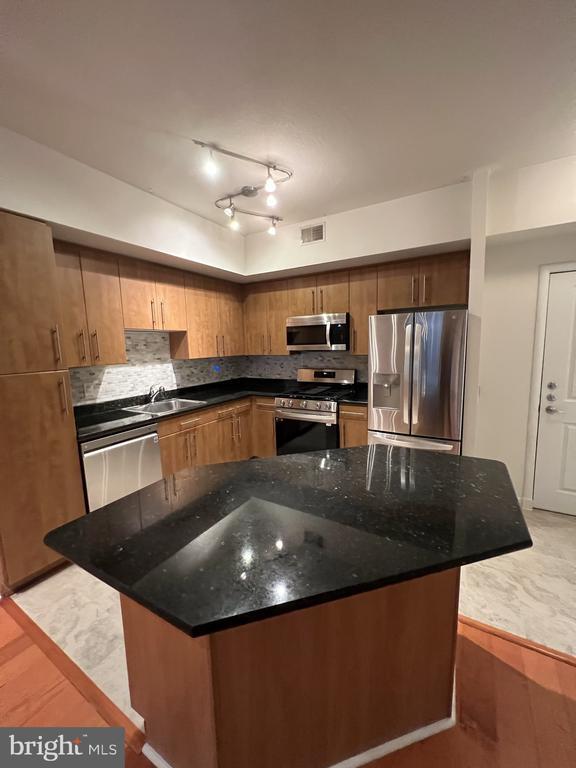 Building Photo - 1021 N Garfield St Unit B41