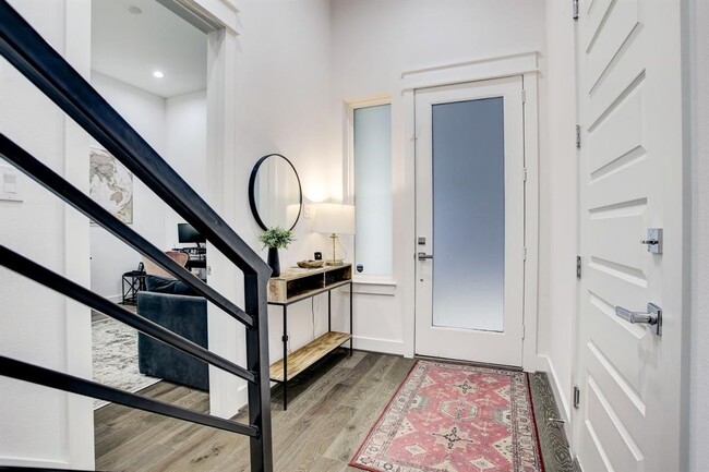 Photo - 808 Fisher St