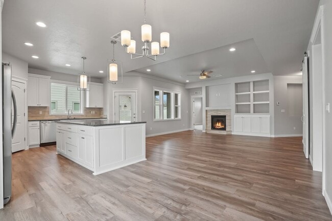 Building Photo - NEWER - BEAUTIFUL 3BD/2.5BA HOME + OFFICE or 4TH BEDROOM