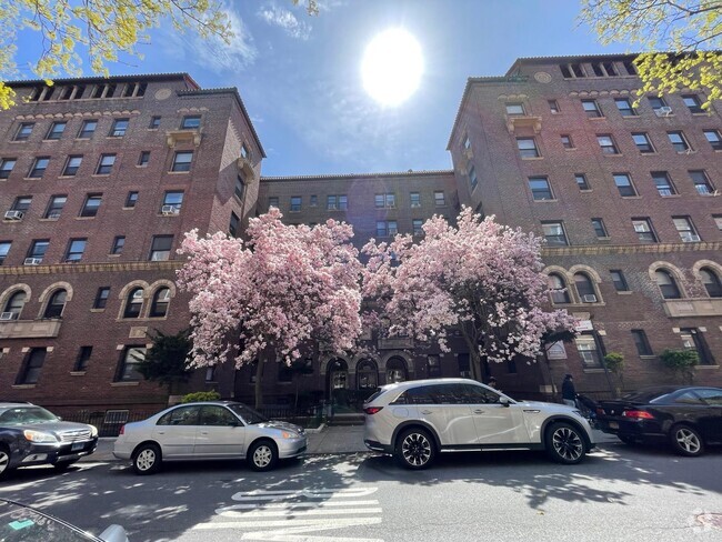 Building Photo - 62-98-98 Saunders St Unit 2H Rental