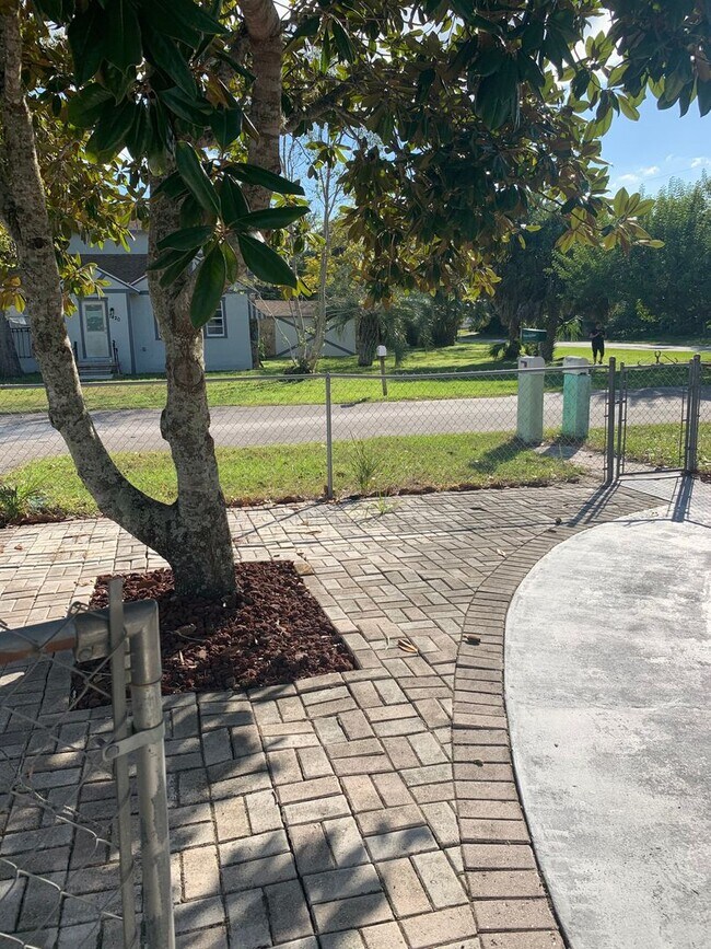 Photo - 3 bedroom 1 bath recently refurbished  wit...