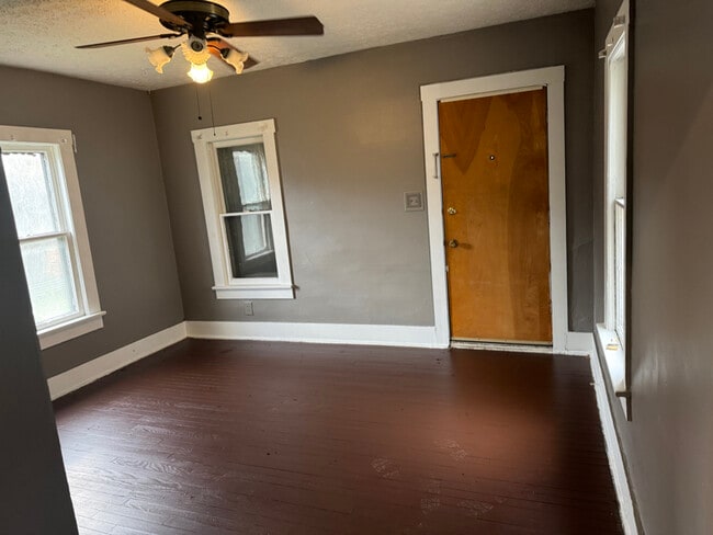 Photo - 1061 Raymond St