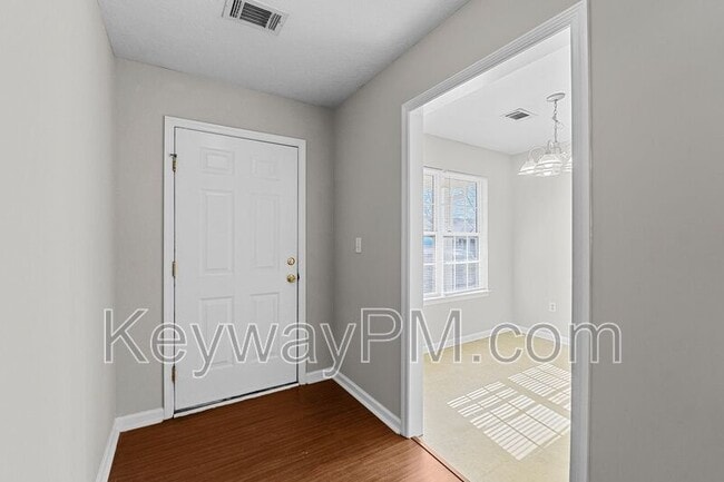 Photo - 1402 Anna Way