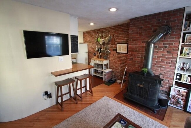 Building Photo - 34-36-36 Bigelow St Unit 3