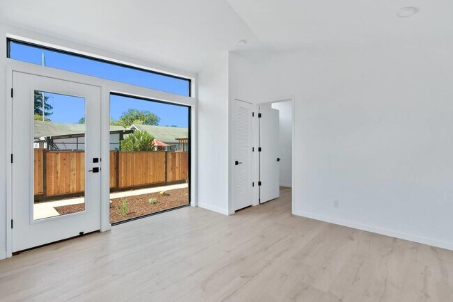 Building Photo - 1570 7th Ave