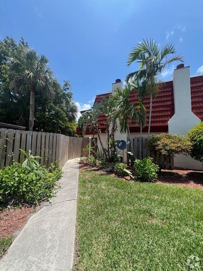 Building Photo - 2 Bedroom/2 Bathrrom Townhouse Close to Fo...