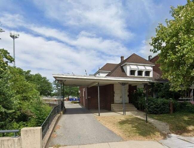 Building Photo - 517 N George St Unit 517 N. George St. #1N