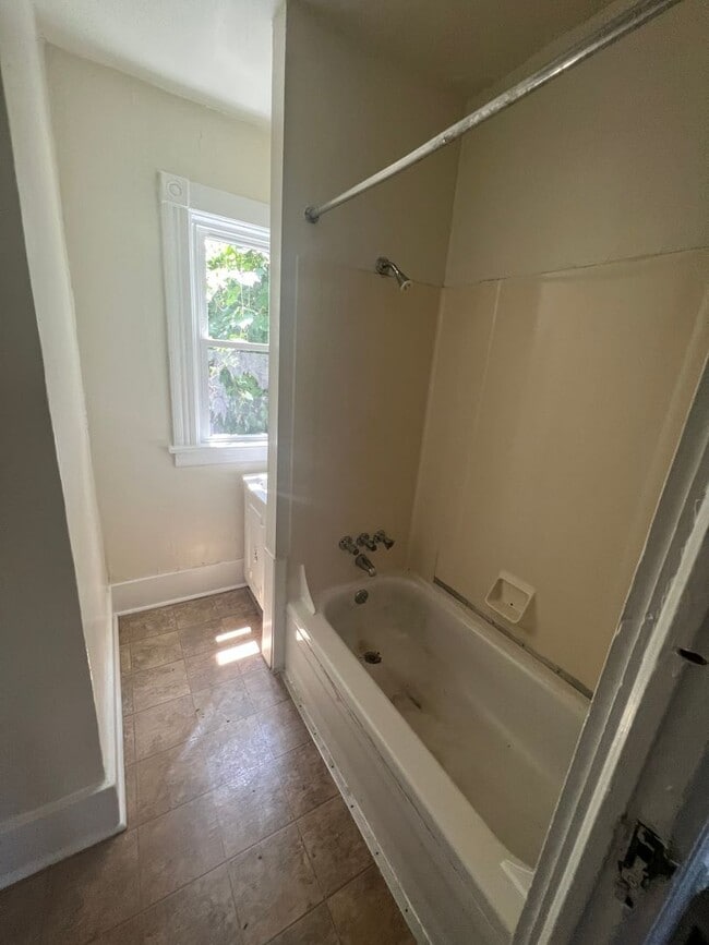 Photo - 627 E 13th St Unidad #2