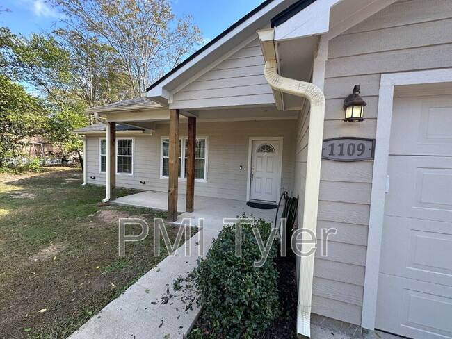 Photo - 1109 Engle St