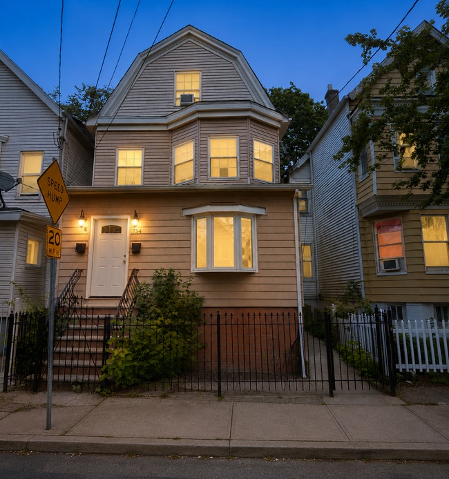 Building Photo - 734 S 15th St Unit 2