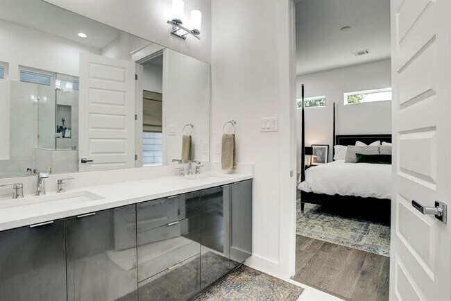 Photo - 808 Fisher St