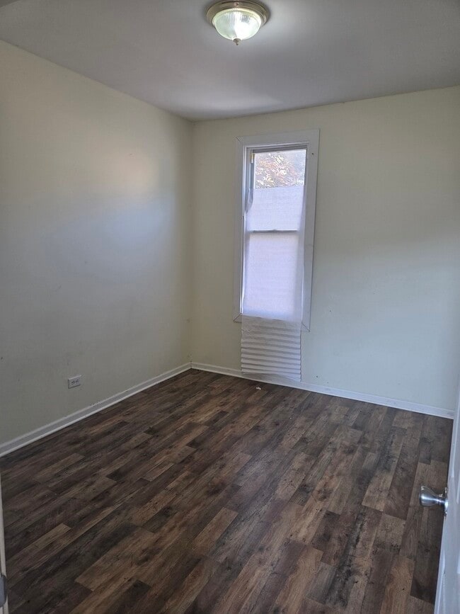 Photo - 1133 E 81st St