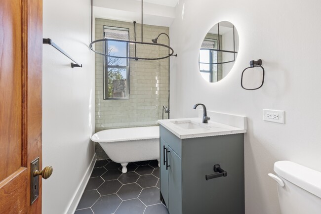 Photo - Garden unit: Renovated 1 bed in Logan Square - Now Leasing! Unidad 3225-G