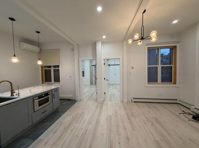 Building Photo - 202 48th St Unit 3