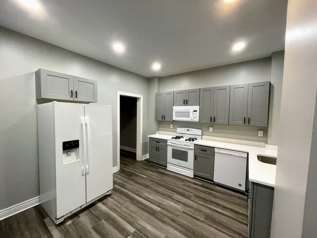 Building Photo - 3 bed 1 bath - Newly updated, South Oakland, dishwasher, washer/dryer included