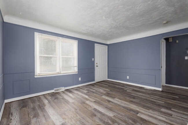 Photo - 19435 McCormick St